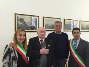 Antonio Juan Mella con il sindaco Fortunata Barni di Robecco sul Naviglio